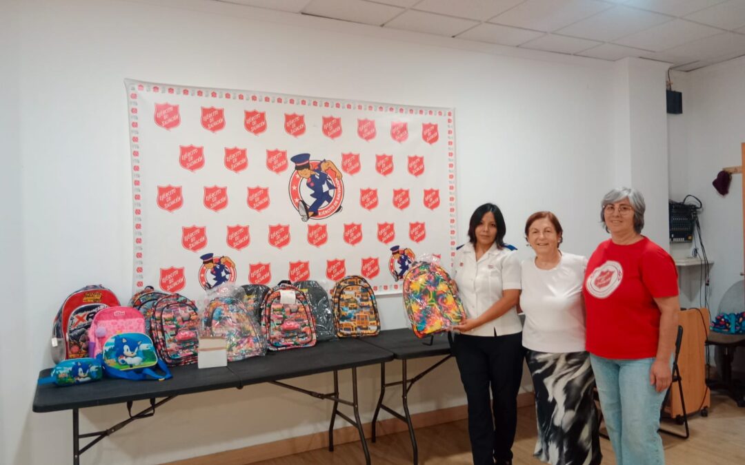Toybags y Amunt contra el Càncer entregan mochilas solidarias a la infancia de Dénia