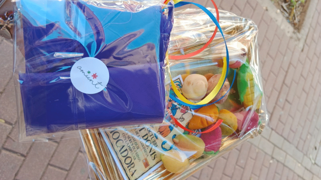 mocador-solidari-amunt-con-la-mocadorà-de-sant-donís-pa-i-dolços-tere