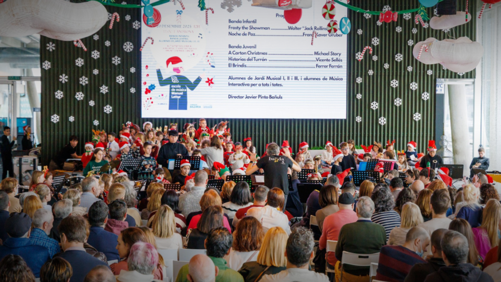 La banda infantil y la banda juvenil de Dénia donan la recaudación de su concierto de Navidad a Amunt contra el Càncer