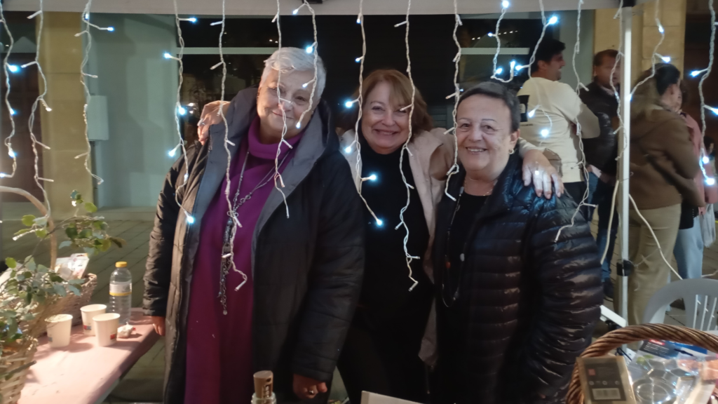 Imagen de varias voluntarias de Amunt contra el Càncer en la Feria de Navidad de Xàbia