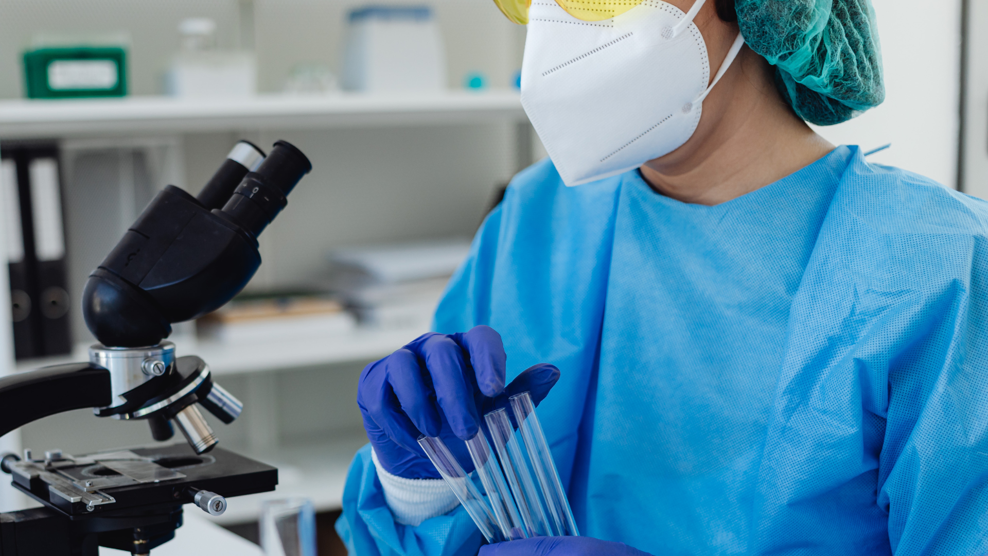 Imagen de una persona que lleva a cabo una investigación contra el cáncer.