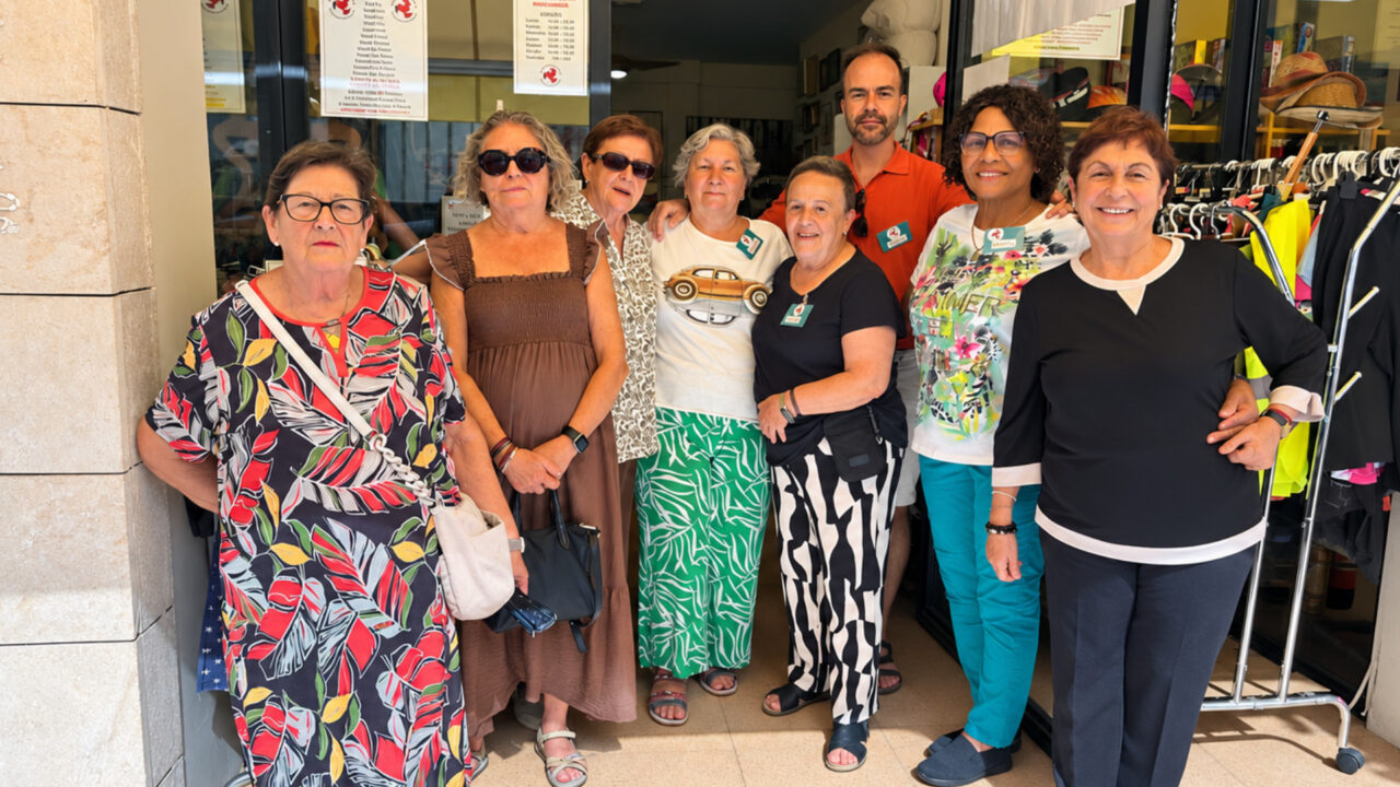 Varias voluntarias de Amunt contra el Càncer posan con voluntarios de Amigos de Dénia tras la formalización de la donación.